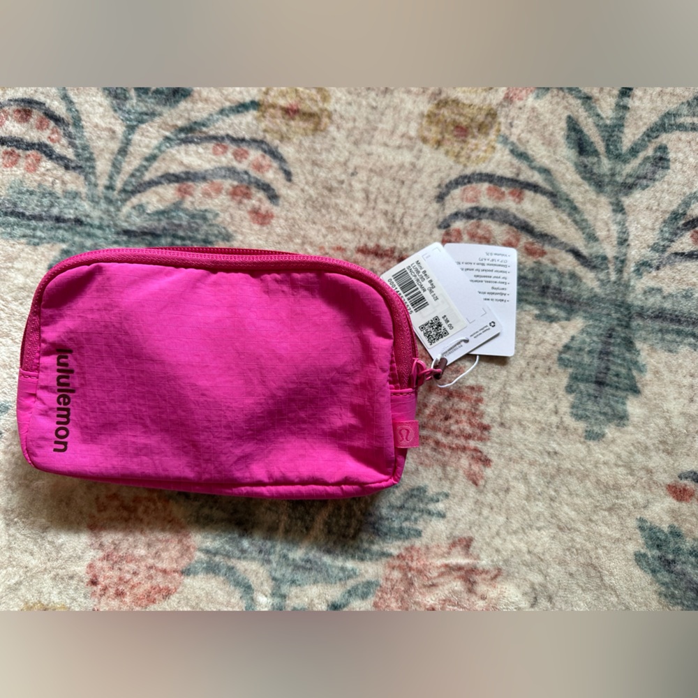 New lululemon mini belt bag